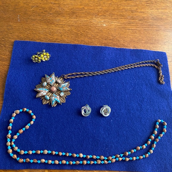 PACKAGE DEAL OF COSTUME JEWELRY - Picture 1 of 7